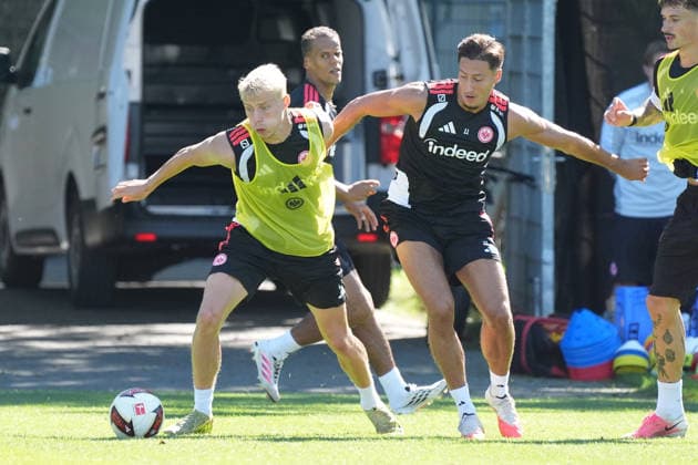 Oscar Hojlund (Eintracht Frankfurt) gegen Younes Ebnoutalib (Eintracht Frankfurt) - 15.09.2026 Bundesliga, Saison 26 27: Eintracht Frankfurt Training
