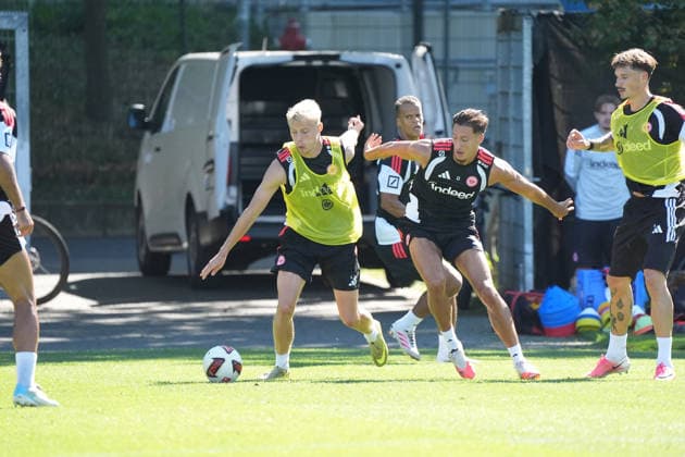 Oscar Hojlund (Eintracht Frankfurt) gegen Younes Ebnoutalib (Eintracht Frankfurt) - 15.09.2026 Bundesliga, Saison 26 27: Eintracht Frankfurt Training