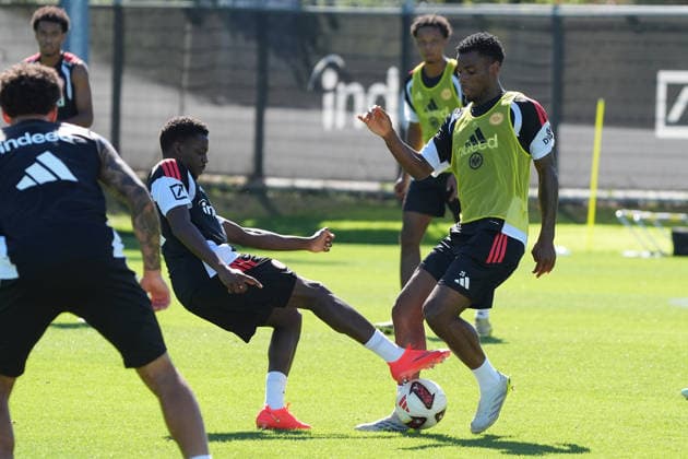 Malik Pimpong (Eintracht Frankfurt) gegen Raphael Onyedika (Eintracht Frankfurt) - 15.09.2026 Bundesliga, Saison 26 27: Eintracht Frankfurt Training