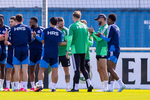 15.09.2026, Fussball, Training des FC Schalke 04. Trainer Miron Muslic (FC Schalke 04) klatscht und geht danach durch das Spalier aus Spielern. Gelsenkirchen Trainingsgelände FC Schalke 04 NRW Deutschland xRHR-FOTO YYx Copyright: RHR-FOTOx RHR-FOTO YY