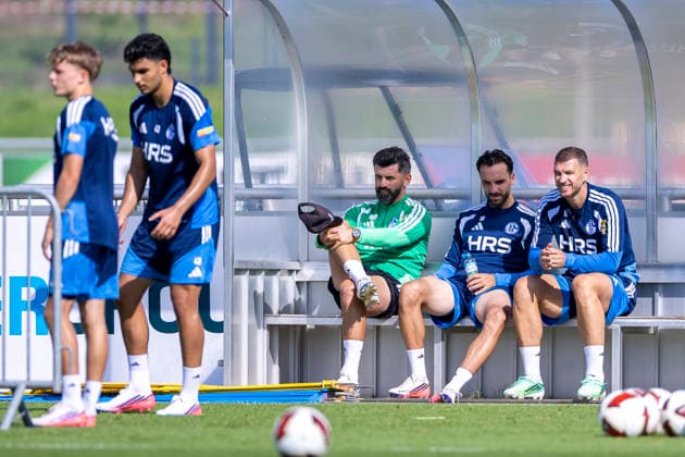 15.09.2026, Fussball, Training des FC Schalke 04. v. l. Trainer Miron Muslic (FC Schalke 04), Kenan Karaman (FC Schalke 04), Edin Dzeko (FC Schalke 04) sitzen nebeneinander. Gelsenkirchen Trainingsgelände FC Schalke 04 NRW Deutschland xRHR-FOTO YYx Copyright: RHR-FOTOx RHR-FOTO YY
