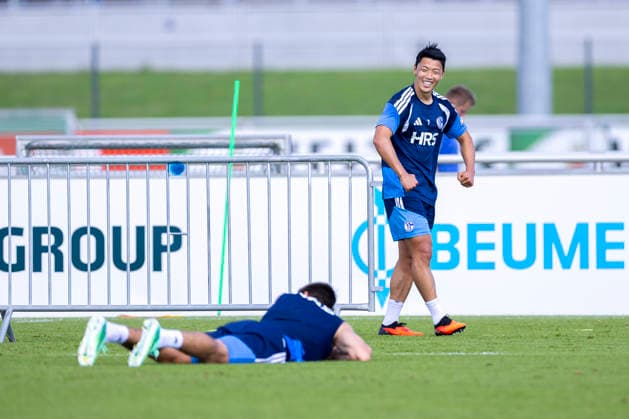 15.09.2026, Fussball, Training des FC Schalke 04. Hee-chan Hwang (FC Schalke 04) zeigt die Muskeln. Gelsenkirchen Trainingsgelände FC Schalke 04 NRW Deutschland xRHR-FOTO YYx Copyright: RHR-FOTOx RHR-FOTO YY