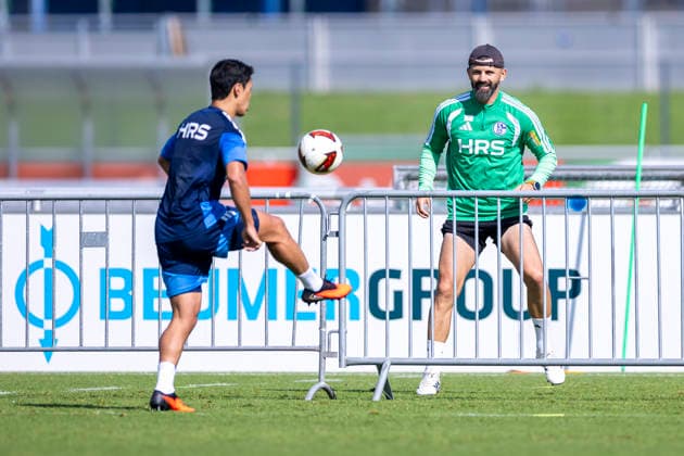 15.09.2026, Fussball, Training des FC Schalke 04. v. l. Hee-chan Hwang (FC Schalke 04), Trainer Miron Muslic (FC Schalke 04). Gelsenkirchen Trainingsgelände FC Schalke 04 NRW Deutschland xRHR-FOTO YYx Copyright: RHR-FOTOx RHR-FOTO YY