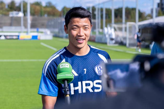 15.09.2026, Fussball, Training des FC Schalke 04. Medienrunde mit Hee-chan Hwang (FC Schalke 04). Gelsenkirchen Trainingsgelände FC Schalke 04 NRW Deutschland xRHR-FOTO YYx Copyright: RHR-FOTOx RHR-FOTO YY