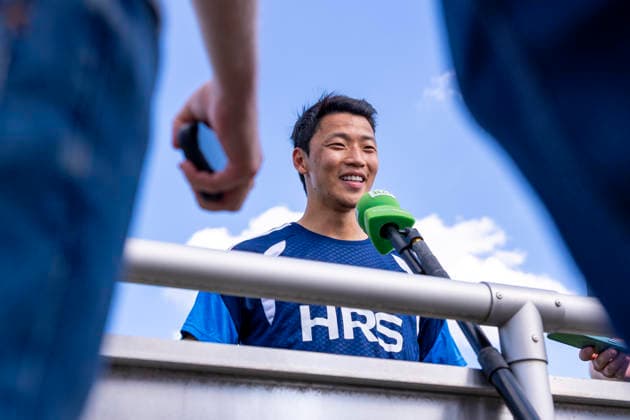 15.09.2026, Fussball, Training des FC Schalke 04. Medienrunde mit Hee-chan Hwang (FC Schalke 04). Gelsenkirchen Trainingsgelände FC Schalke 04 NRW Deutschland xRHR-FOTO YYx Copyright: RHR-FOTOx RHR-FOTO YY