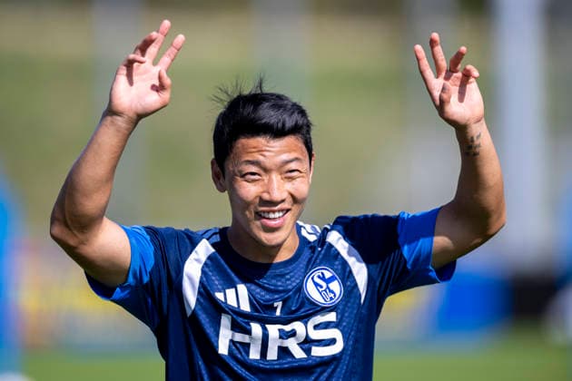 15.09.2026, Fussball, Training des FC Schalke 04. Hee-chan Hwang (FC Schalke 04) lacht und hebt die Hände. Gelsenkirchen Trainingsgelände FC Schalke 04 NRW Deutschland xRHR-FOTO YYx Copyright: RHR-FOTOx RHR-FOTO YY
