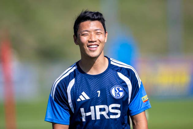 15.09.2026, Fussball, Training des FC Schalke 04. Hee-chan Hwang (FC Schalke 04) lacht. Gelsenkirchen Trainingsgelände FC Schalke 04 NRW Deutschland xRHR-FOTO YYx Copyright: RHR-FOTOx RHR-FOTO YY
