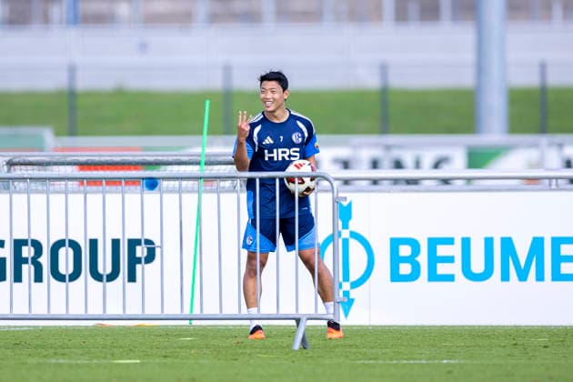 15.09.2026, Fussball, Training des FC Schalke 04. Hee-chan Hwang (FC Schalke 04) lacht und zeigt etwas mit seinen Fingern. Gelsenkirchen Trainingsgelände FC Schalke 04 NRW Deutschland xRHR-FOTO YYx Copyright: RHR-FOTOx RHR-FOTO YY