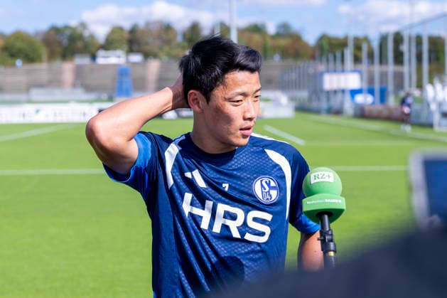 15.09.2026, Fussball, Training des FC Schalke 04. Medienrunde mit Hee-chan Hwang (FC Schalke 04). Gelsenkirchen Trainingsgelände FC Schalke 04 NRW Deutschland xRHR-FOTO YYx Copyright: RHR-FOTOx RHR-FOTO YY