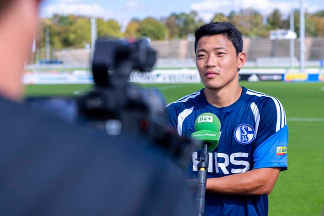 15.09.2026, Fussball, Training des FC Schalke 04. Medienrunde mit Hee-chan Hwang (FC Schalke 04). Gelsenkirchen Trainingsgelände FC Schalke 04 NRW Deutschland xRHR-FOTO YYx Copyright: RHR-FOTOx RHR-FOTO YY