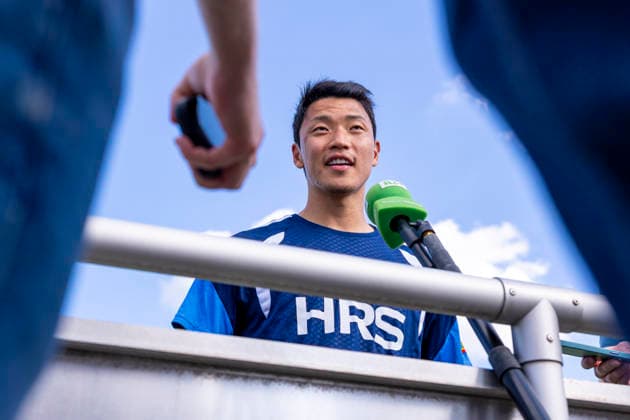 15.09.2026, Fussball, Training des FC Schalke 04. Medienrunde mit Hee-chan Hwang (FC Schalke 04). Gelsenkirchen Trainingsgelände FC Schalke 04 NRW Deutschland xRHR-FOTO YYx Copyright: RHR-FOTOx RHR-FOTO YY