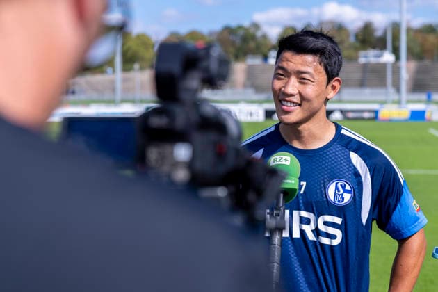 15.09.2026, Fussball, Training des FC Schalke 04. Medienrunde mit Hee-chan Hwang (FC Schalke 04). Gelsenkirchen Trainingsgelände FC Schalke 04 NRW Deutschland xRHR-FOTO YYx Copyright: RHR-FOTOx RHR-FOTO YY