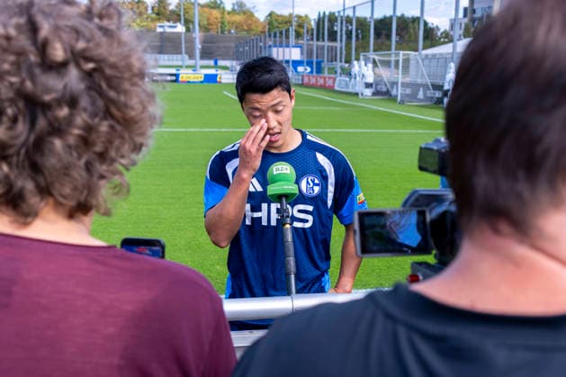15.09.2026, Fussball, Training des FC Schalke 04. Medienrunde mit Hee-chan Hwang (FC Schalke 04). Gelsenkirchen Trainingsgelände FC Schalke 04 NRW Deutschland xRHR-FOTO YYx Copyright: RHR-FOTOx RHR-FOTO YY