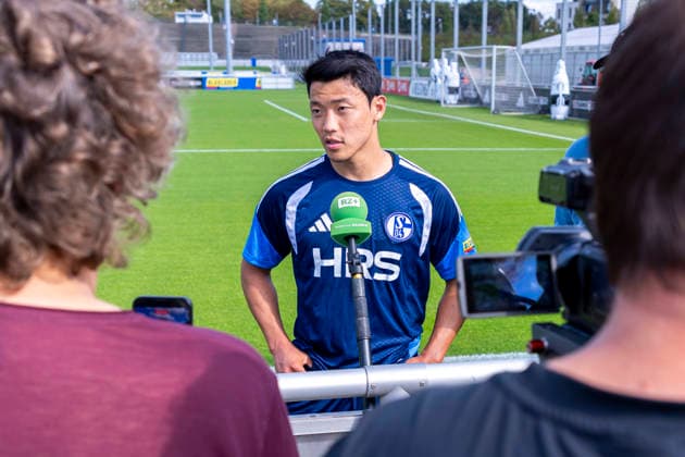 15.09.2026, Fussball, Training des FC Schalke 04. Medienrunde mit Hee-chan Hwang (FC Schalke 04). Gelsenkirchen Trainingsgelände FC Schalke 04 NRW Deutschland xRHR-FOTO YYx Copyright: RHR-FOTOx RHR-FOTO YY