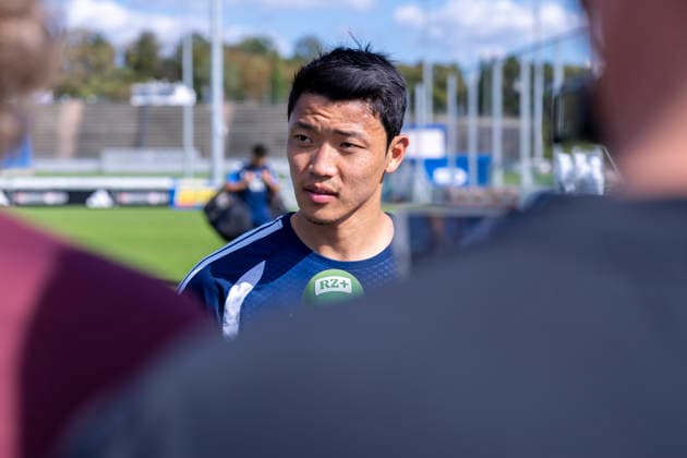 15.09.2026, Fussball, Training des FC Schalke 04. Medienrunde mit Hee-chan Hwang (FC Schalke 04). Gelsenkirchen Trainingsgelände FC Schalke 04 NRW Deutschland xRHR-FOTO YYx Copyright: RHR-FOTOx RHR-FOTO YY