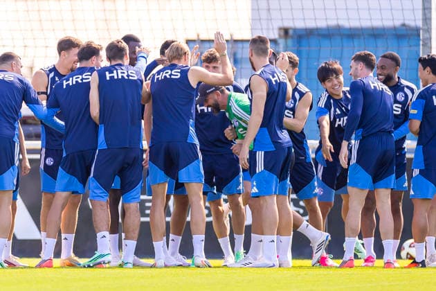 15.09.2026, Fussball, Training des FC Schalke 04. Trainer Miron Muslic (FC Schalke 04) geht durch das Spalier aus Spielen. Gelsenkirchen Trainingsgelände FC Schalke 04 NRW Deutschland xRHR-FOTO YYx Copyright: RHR-FOTOx RHR-FOTO YY