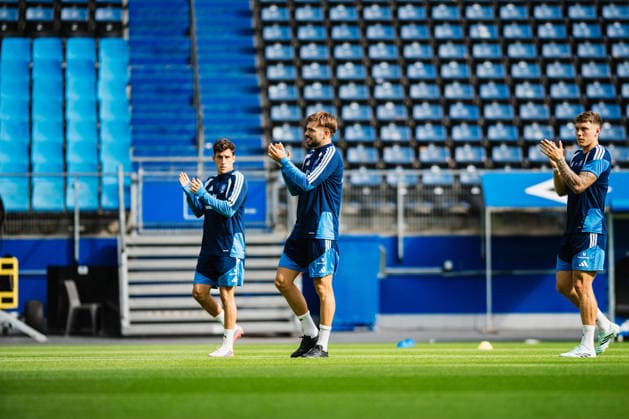 Training Hamburger SV, 15.09.2026 Mario Vuskovic (Hamburger SV, 44) ist im Training zurück, klatscht zu den Fans; Fußball, Training, Rückkehr Mario Vuskovic: Training Hamburger SV am 15.09.2026 im Volksparkstadion, Hamburg DFL REGULATIONS PROHIBIT ANY USE OF PHOTOGRAPHS AS IMAGE SEQUENCES AND OR QUASI-VIDEO. Copyright: xBEAUTIFULxSPORTS Tonhäuserx