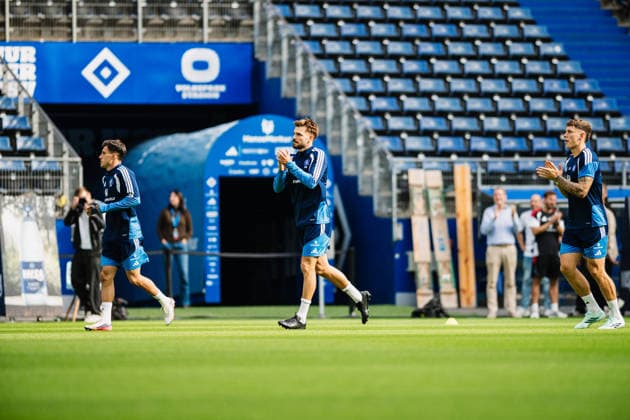 Training Hamburger SV, 15.09.2026 Mario Vuskovic (Hamburger SV, 44) ist im Training zurück, klatscht zu den Fans; Fußball, Training, Rückkehr Mario Vuskovic: Training Hamburger SV am 15.09.2026 im Volksparkstadion, Hamburg DFL REGULATIONS PROHIBIT ANY USE OF PHOTOGRAPHS AS IMAGE SEQUENCES AND OR QUASI-VIDEO. Copyright: xBEAUTIFULxSPORTS Tonhäuserx
