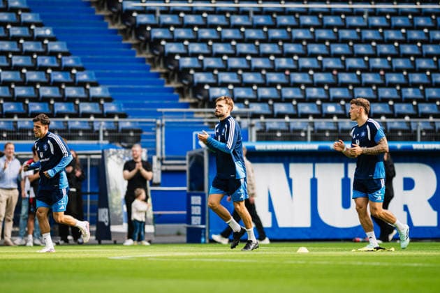 Training Hamburger SV, 15.09.2026 Mario Vuskovic (Hamburger SV, 44) ist im Training zurück, klatscht zu den Fans; Fußball, Training, Rückkehr Mario Vuskovic: Training Hamburger SV am 15.09.2026 im Volksparkstadion, Hamburg DFL REGULATIONS PROHIBIT ANY USE OF PHOTOGRAPHS AS IMAGE SEQUENCES AND OR QUASI-VIDEO. Copyright: xBEAUTIFULxSPORTS Tonhäuserx