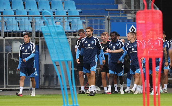 1. Training nach 4 Jahren Sperre, 44 HSV Mario Vuskovic Fussball, Herren, Saison 2026 2027,1.Liga, Volksparkstadion, Hamburger SV , Oeffentliches Training DFL REGULATIONS PROHIBIT ANY USE OF PHOTOGRAPHS AS IMAGE SEQUENCES AND OR QUASI-VIDEO.