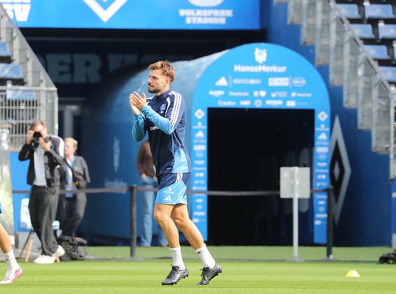 Fussball, Herren, Saison 2026 2027,1.Liga, Volksparkstadion, Hamburger SV , Oeffentliches Training 1. Training nach 4 Jahren Sperre, 44 HSV Mario Vuskovic DFL REGULATIONS PROHIBIT ANY USE OF PHOTOGRAPHS AS IMAGE SEQUENCES AND OR QUASI-VIDEO.