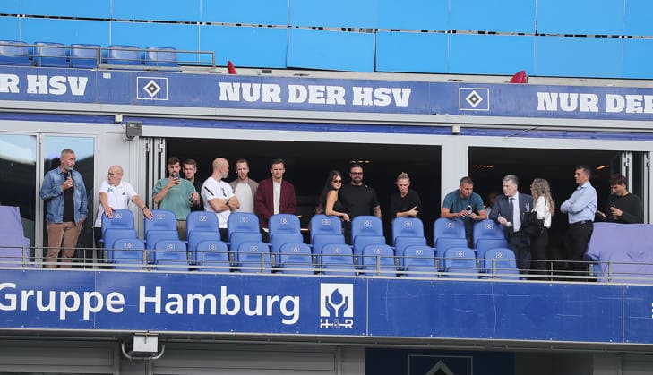 Tim Walter besucht auch das training Fussball, Herren, Saison 2026 2027,1.Liga, Volksparkstadion, Hamburger SV , Oeffentliches Training DFL REGULATIONS PROHIBIT ANY USE OF PHOTOGRAPHS AS IMAGE SEQUENCES AND OR QUASI-VIDEO.