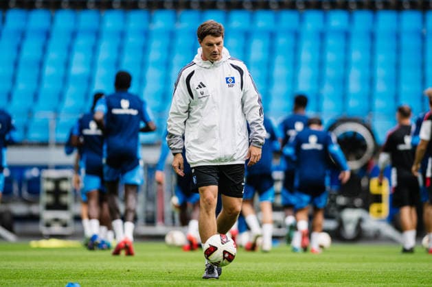 Training Hamburger SV, 15.09.2026 Merlin Polzin (Trainer Hamburger SV); Fußball, Training, Rückkehr Mario Vuskovic: Training Hamburger SV am 15.09.2026 im Volksparkstadion, Hamburg DFL REGULATIONS PROHIBIT ANY USE OF PHOTOGRAPHS AS IMAGE SEQUENCES AND OR QUASI-VIDEO. Copyright: xBEAUTIFULxSPORTS Tonhäuserx