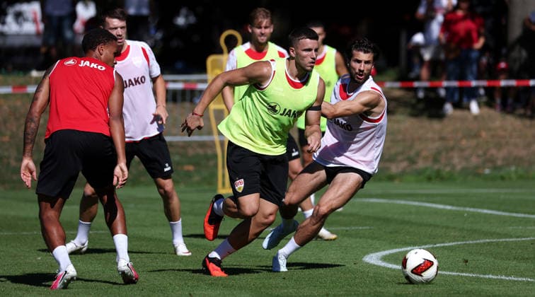 2026.09.15, Deutschland, Stuttgart, Fußball VfB Stuttgart Training, v.l. Nikolas Nartey, Dzenan Pejcinovic, Ermedin Demirovic (VfB), Leonidas Stergiou