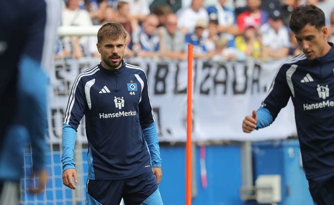 Fussball, Herren, Saison 2026 2027,1.Liga, Volksparkstadion, Hamburger SV , Oeffentliches Training 1. Training nach 4 Jahren Sperre, 44 HSV Mario Vuskovic DFL REGULATIONS PROHIBIT ANY USE OF PHOTOGRAPHS AS IMAGE SEQUENCES AND OR QUASI-VIDEO.