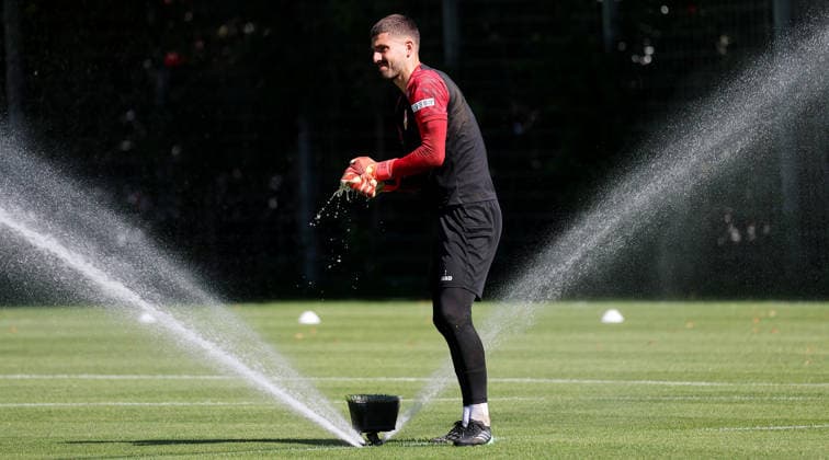 2026.09.15, Deutschland, Stuttgart, Fußball VfB Stuttgart Training, Fabian Bredlow macht sich seine Torwarthandschuhe nass