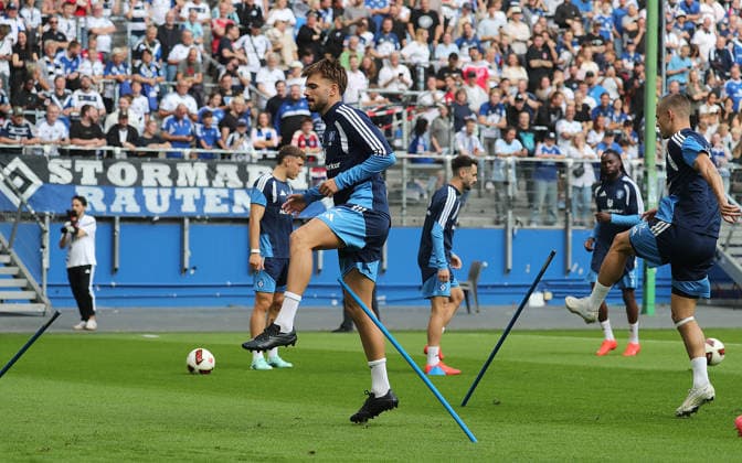 Fussball, Herren, Saison 2026 2027,1.Liga, Volksparkstadion, Hamburger SV , Oeffentliches Training 1. Training nach 4 Jahren Sperre, 44 HSV Mario Vuskovic DFL REGULATIONS PROHIBIT ANY USE OF PHOTOGRAPHS AS IMAGE SEQUENCES AND OR QUASI-VIDEO.
