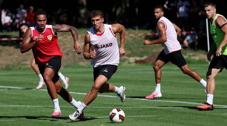 2026.09.15, Deutschland, Stuttgart, Fußball VfB Stuttgart Training, v.l. Nikolas Nartey, Grischa Prömel, Josha Vagnoman, Ermedin Demirovic