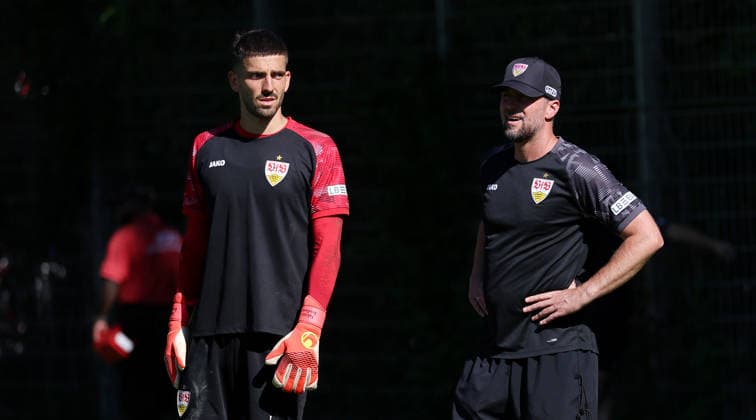 2026.09.15, Deutschland, Stuttgart, Fußball VfB Stuttgart Training, v.l. Fabian Bredlow, Trainer Sebastian Hoeneß