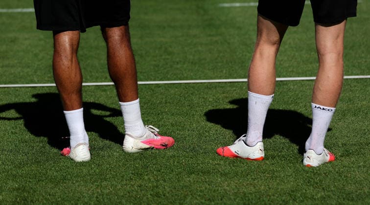 2026.09.15, Deutschland, Stuttgart, Fußball VfB Stuttgart Training, Feature Fußballerbeine