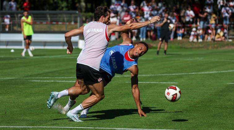 2026.09.15, Deutschland, Stuttgart, Fußball VfB Stuttgart Training, v.l. Leonidas Stergiou, Jamie Leweling
