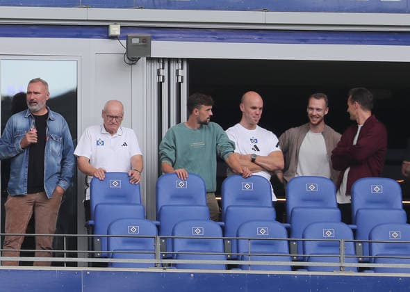 Tim Walter, Sebastian Schonlau und jonas Meffert sind auch beim ersten Training von Mario vuskovic Fussball, Herren, Saison 2026 2027,1.Liga, Volksparkstadion, Hamburger SV , Oeffentliches Training DFL REGULATIONS PROHIBIT ANY USE OF PHOTOGRAPHS AS IMAGE SEQUENCES AND OR QUASI-VIDEO.