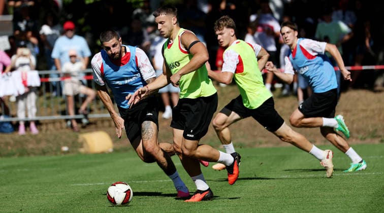 2026.09.15, Deutschland, Stuttgart, Fußball VfB Stuttgart Training, v.l. Jeff Chabot, Ermedin Demirovic