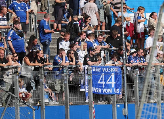 Fussball, Herren, Saison 2026 2027,1.Liga, Volksparkstadion, Hamburger SV , Oeffentliches Training , Mario Vuskovic Banner DFL REGULATIONS PROHIBIT ANY USE OF PHOTOGRAPHS AS IMAGE SEQUENCES AND OR QUASI-VIDEO.