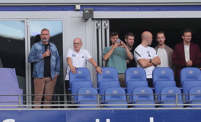 Tim Walter, Sebastian Schonlau und jonas Meffert sind auch beim ersten Training von Mario vuskovic Fussball, Herren, Saison 2026 2027,1.Liga, Volksparkstadion, Hamburger SV , Oeffentliches Training DFL REGULATIONS PROHIBIT ANY USE OF PHOTOGRAPHS AS IMAGE SEQUENCES AND OR QUASI-VIDEO.