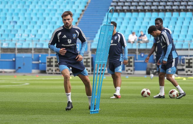 Mario Vuskovic (HSV) Fussball, Herren, Saison 2026 2027,1.Liga, Volksparkstadion, Hamburger SV , Oeffentliches Training DFL REGULATIONS PROHIBIT ANY USE OF PHOTOGRAPHS AS IMAGE SEQUENCES AND OR QUASI-VIDEO.
