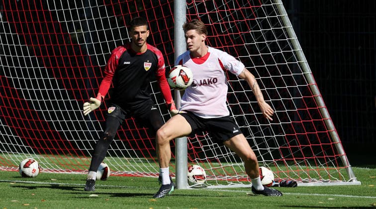 2026.09.15, Deutschland, Stuttgart, Fußball VfB Stuttgart Training, v.l. Fabian Bredlow, Ramon Hendriks (VfB)