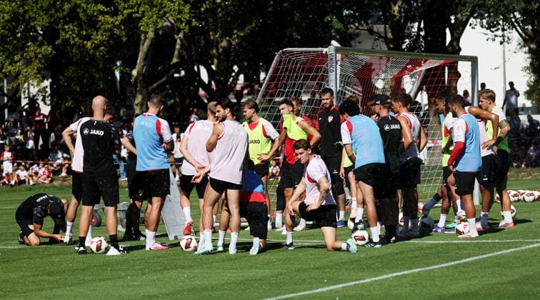 2026.09.15, Deutschland, Stuttgart, Fußball VfB Stuttgart Training, die Spieler bilden einen Kreis