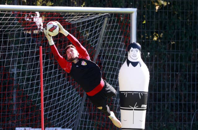15.09.26 VfB Stuttgart Training Deutschland, Stuttgart, 15.09.2026, Fussball, Bundesliga, Saison 2026 2027, VfB Stuttgart Training: Dennis Seimen.