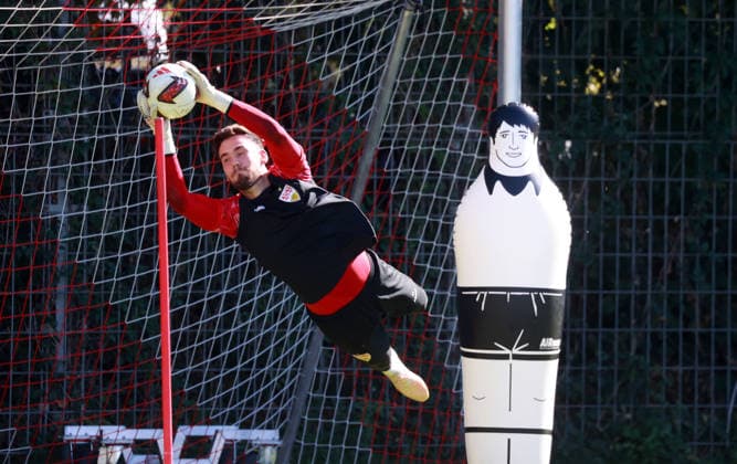 15.09.26 VfB Stuttgart Training Deutschland, Stuttgart, 15.09.2026, Fussball, Bundesliga, Saison 2026 2027, VfB Stuttgart Training: Dennis Seimen.