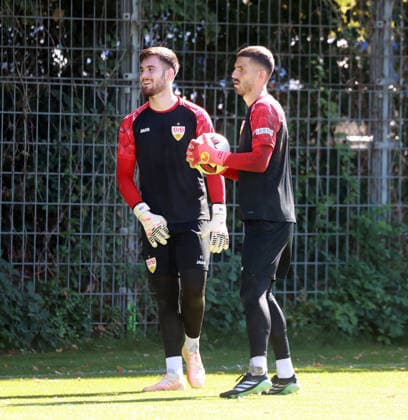 15.09.26 VfB Stuttgart Training Deutschland, Stuttgart, 15.09.2026, Fussball, Bundesliga, Saison 2026 2027, VfB Stuttgart Training: v.l. Dennis Seimen, Fabian Bredlow.