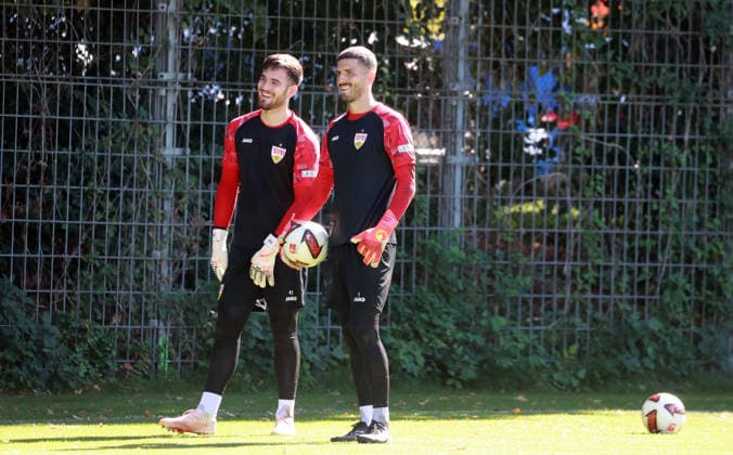 15.09.26 VfB Stuttgart Training Deutschland, Stuttgart, 15.09.2026, Fussball, Bundesliga, Saison 2026 2027, VfB Stuttgart Training: v.l. Dennis Seimen, Fabian Bredlow.