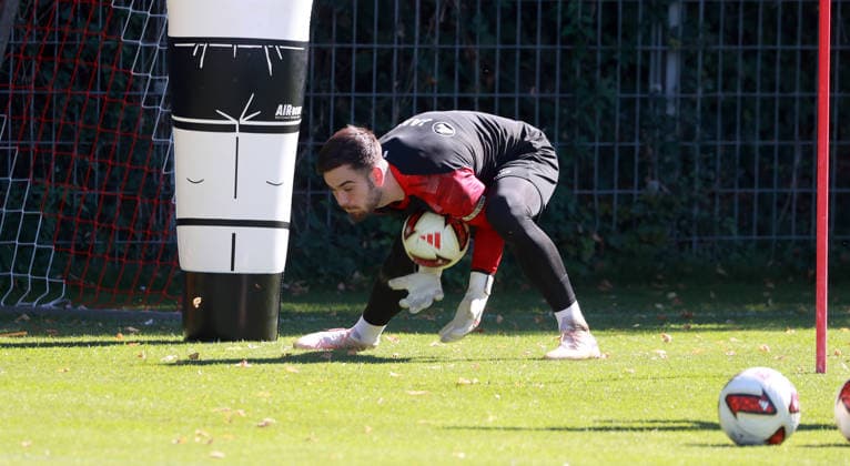 15.09.26 VfB Stuttgart Training Deutschland, Stuttgart, 15.09.2026, Fussball, Bundesliga, Saison 2026 2027, VfB Stuttgart Training: Dennis Seimen.
