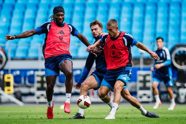 Training Hamburger SV, 15.09.2026 Mario Vuskovic (Hamburger SV, 44), Zweikampf gegen Miro Muheim (Hamburger SV, 28), Terem Moffi (Hamburger SV, 9); Fußball, Training, Rückkehr Mario Vuskovic: Training Hamburger SV am 15.09.2026 im Volksparkstadion, Hamburg DFL REGULATIONS PROHIBIT ANY USE OF PHOTOGRAPHS AS IMAGE SEQUENCES AND OR QUASI-VIDEO. Copyright: xBEAUTIFULxSPORTS Tonhäuserx