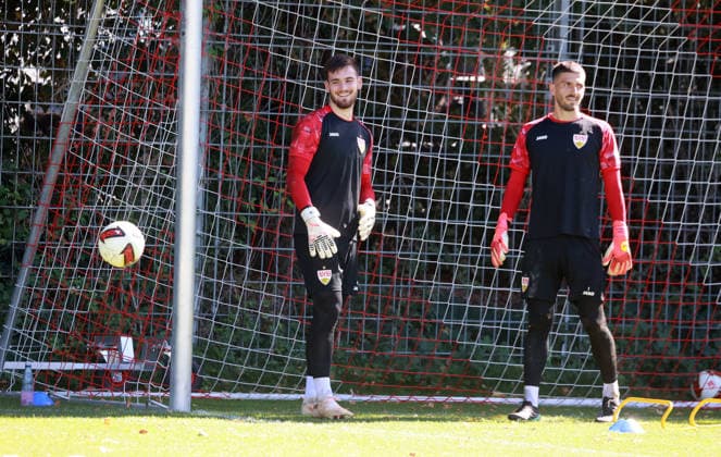 15.09.26 VfB Stuttgart Training Deutschland, Stuttgart, 15.09.2026, Fussball, Bundesliga, Saison 2026 2027, VfB Stuttgart Training: v.l. Dennis Seimen, Fabian Bredlow.