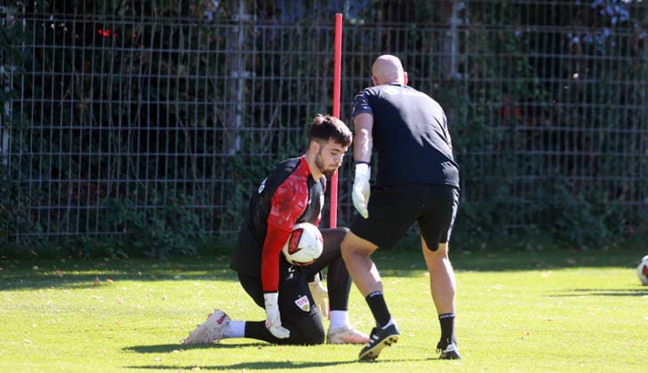 15.09.26 VfB Stuttgart Training Deutschland, Stuttgart, 15.09.2026, Fussball, Bundesliga, Saison 2026 2027, VfB Stuttgart Training: Dennis Seimen.